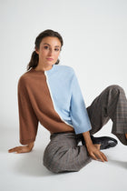 Pull bicolore à rayures verticales camel et bleu clair