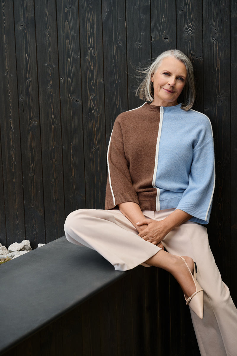 Pull bicolore à rayures verticales camel et bleu clair