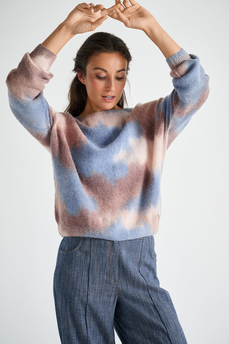 Round neck sweater in brown and blue tones