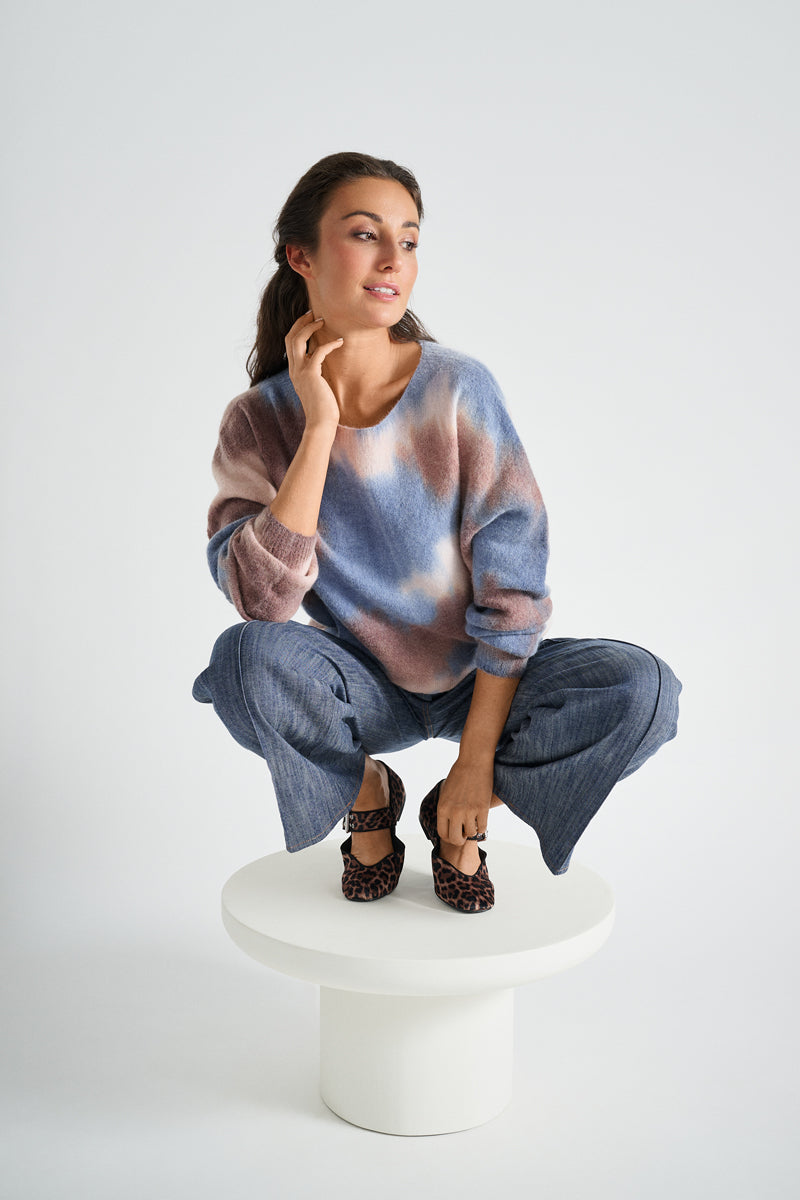 Round neck sweater in brown and blue tones