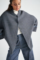 Cape bleu-marron à boutons avec bordure contrastée