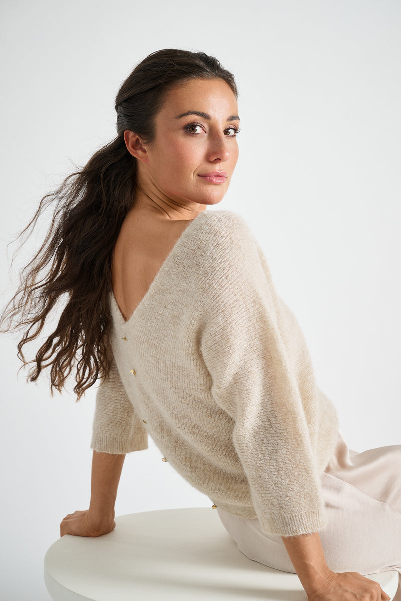 Pull écru avec col rond à l'avant et col en V à l'arrière
