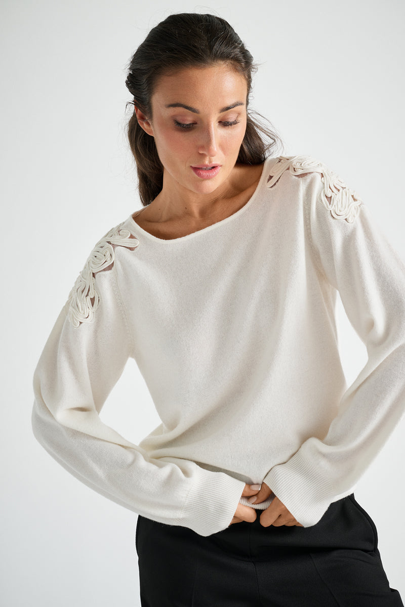 Pull écru à col rond et broderies sur les épaules