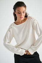 Pull écru à col rond et broderies sur les épaules