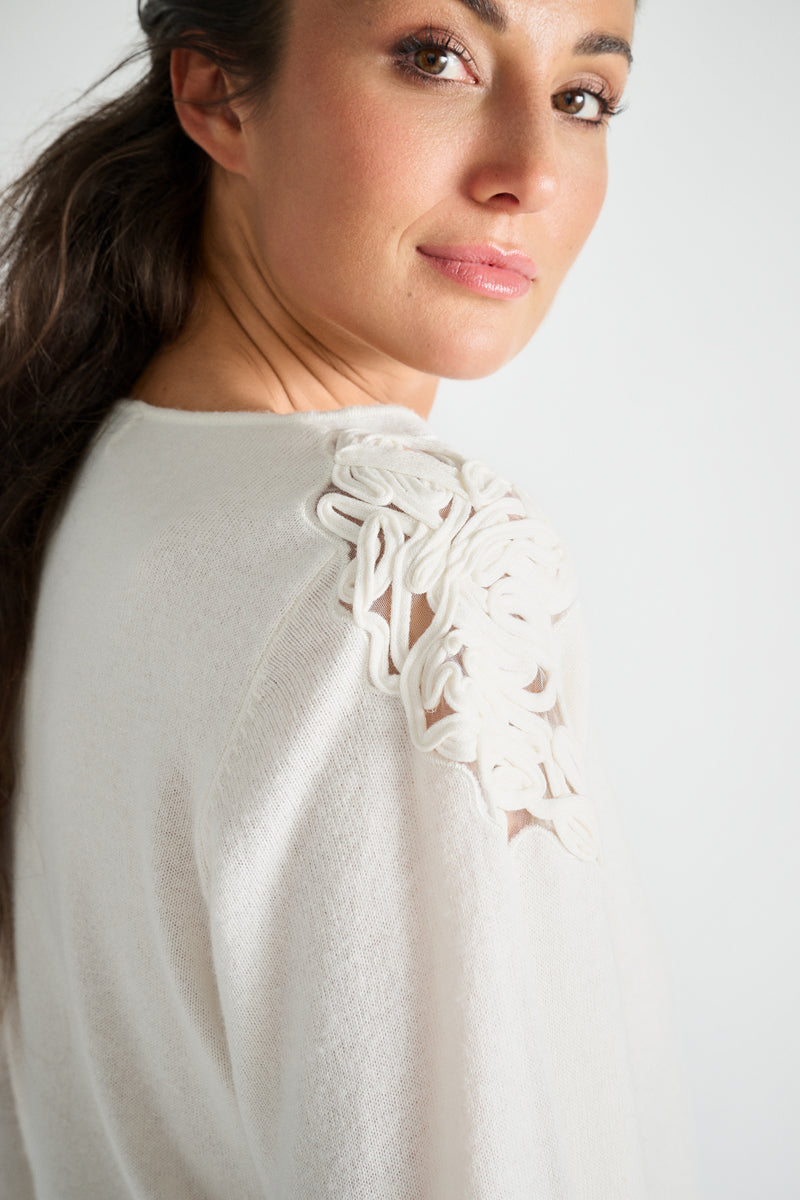 Ecru jumper with round neck and embroidery on the shoulders