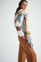Wool scarf in light blue and cognac