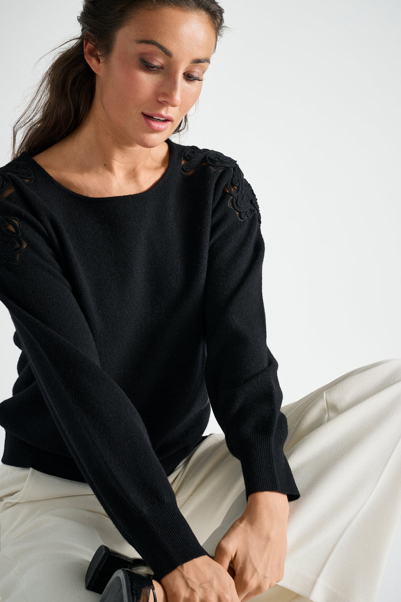 Zwarte pull met ronde hals en broderie op de schouders