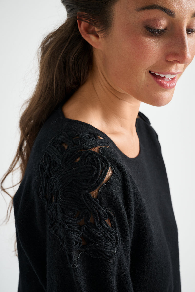 Zwarte pull met ronde hals en broderie op de schouders