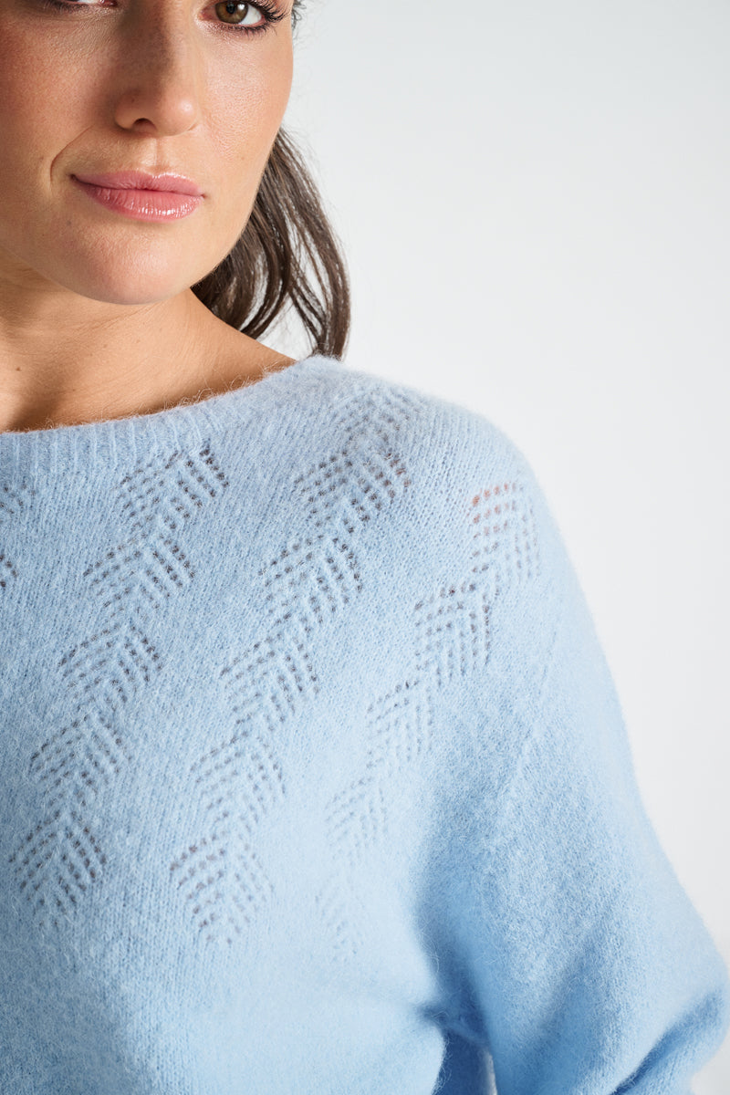 Pull bleu clair avec de jolis détails en alpaga