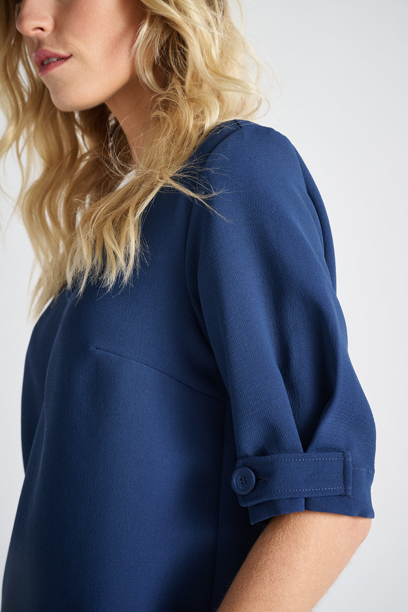 Chemisier bleu à col en V et manches joliment finies