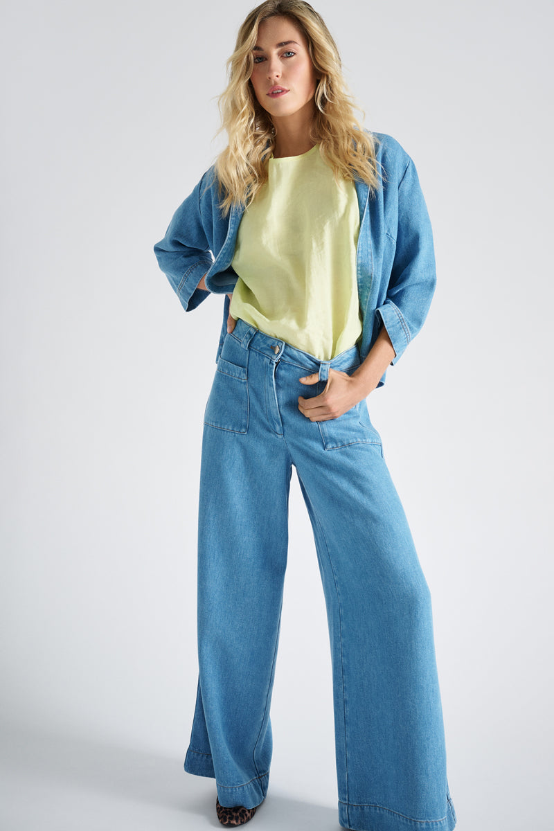 Jeans in a soft fabric with a wide leg and long length
