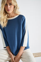 Pull bleu avec col bateau et poignets écrus