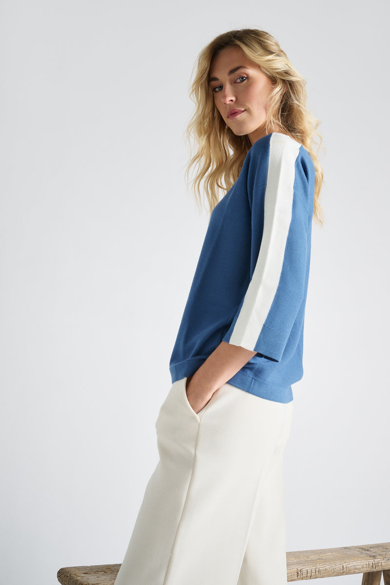 Pull bleu avec col bateau et poignets écrus