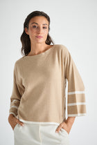 Pull couleur noyer avec encolure ronde et détails dorés