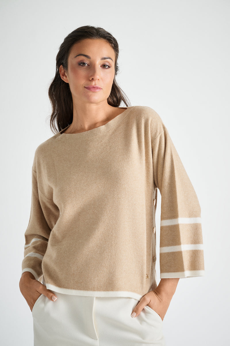 Pull couleur noyer avec encolure ronde et détails dorés