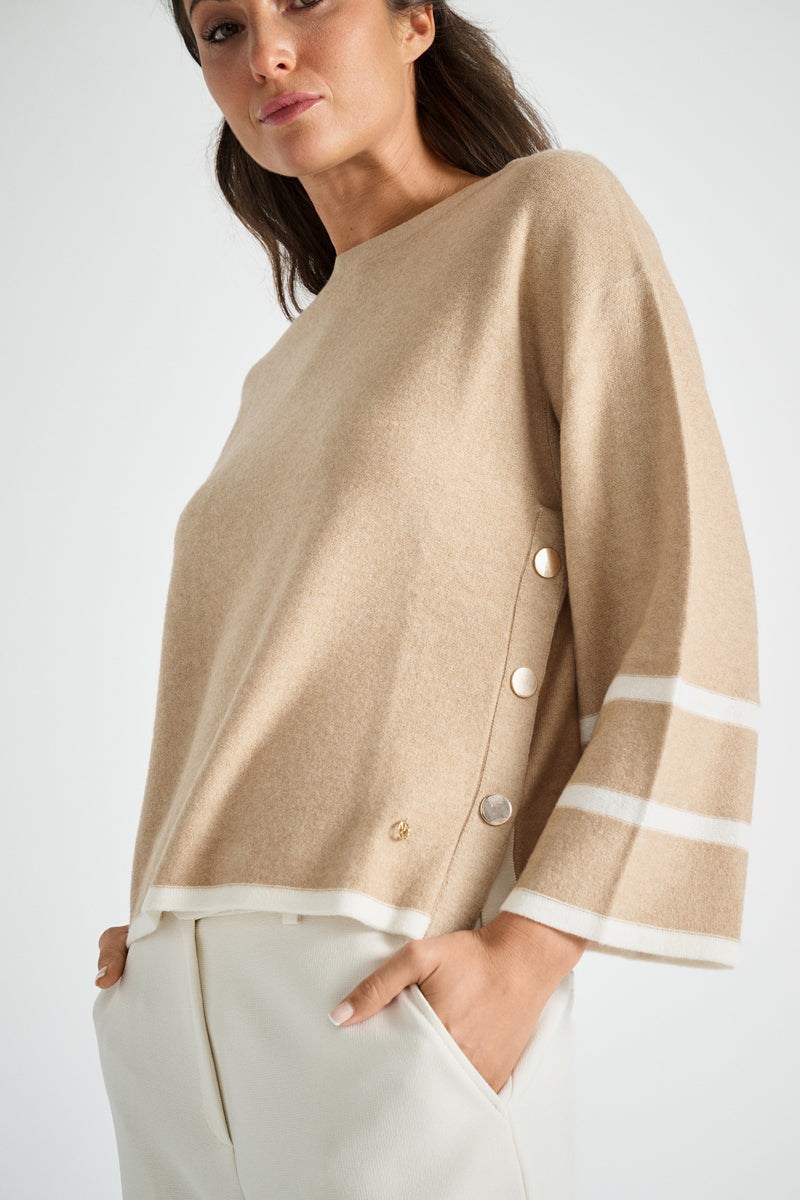 Pull couleur noyer avec encolure ronde et détails dorés