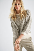 Pull écru avec motif de structure marron