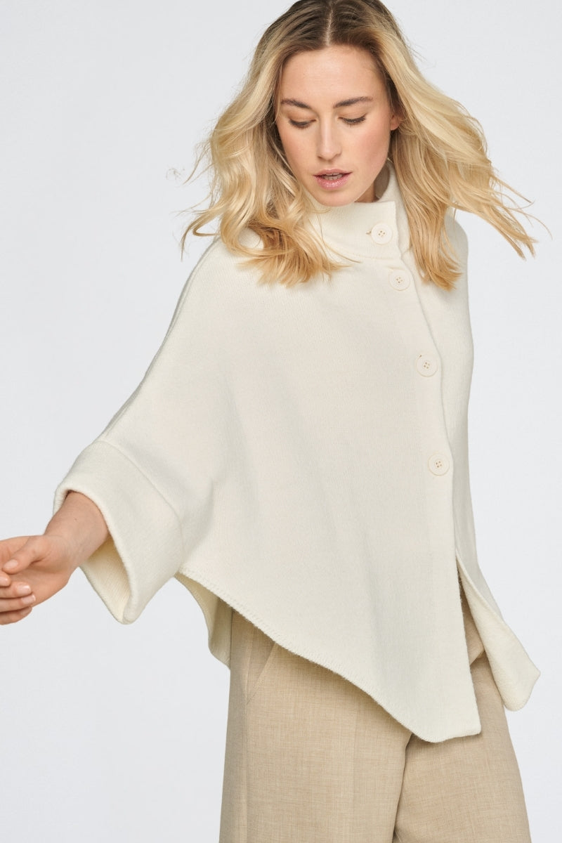 EN EXCLUSIVITÉ DANS NOS CONCEPT STORES: Cape blanche avec fermeture à boutons