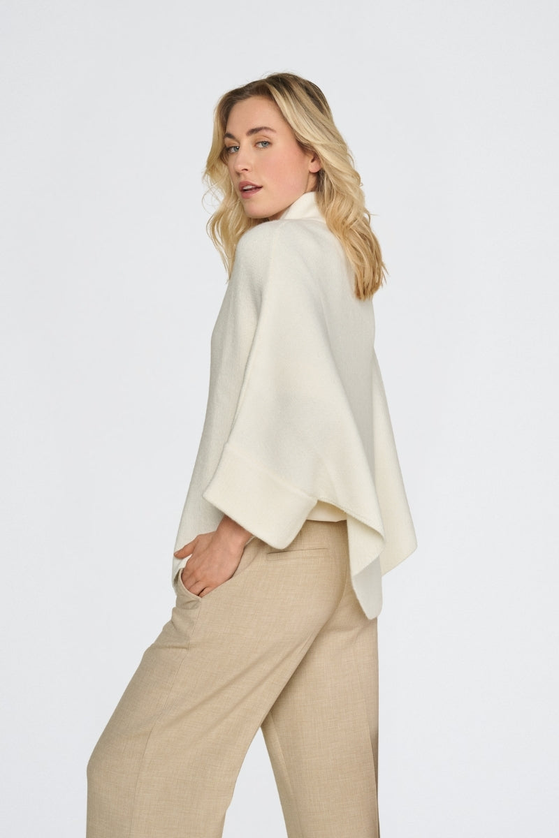 EN EXCLUSIVITÉ DANS NOS CONCEPT STORES: Cape blanche avec fermeture à boutons