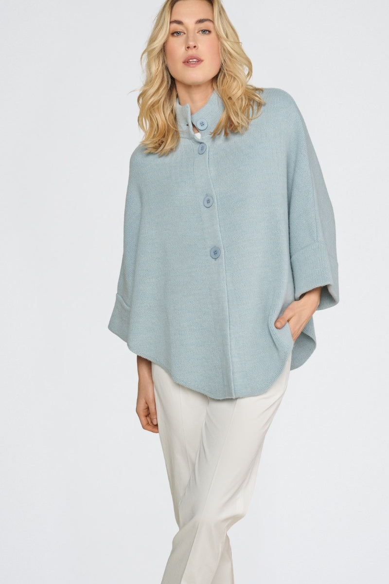 EN EXCLUSIVITÉ DANS NOS CONCEPT STORES: Cape avec boutons