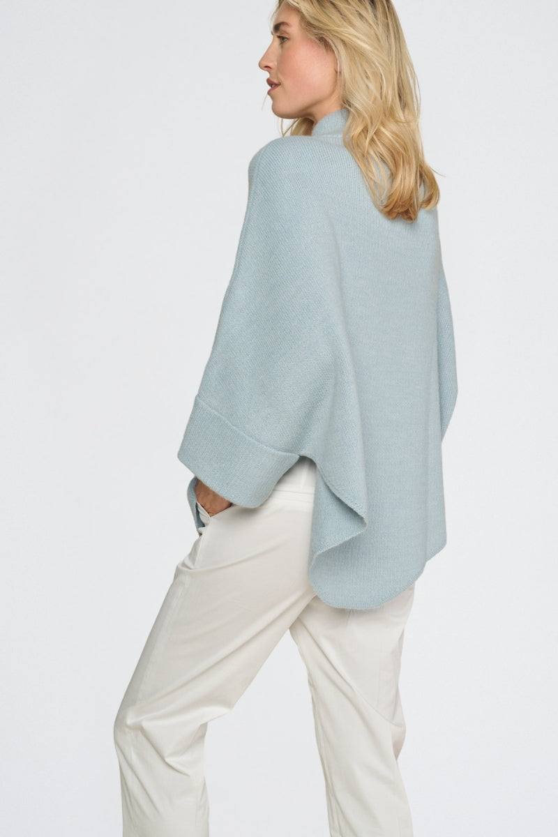 EN EXCLUSIVITÉ DANS NOS CONCEPT STORES: Cape avec boutons