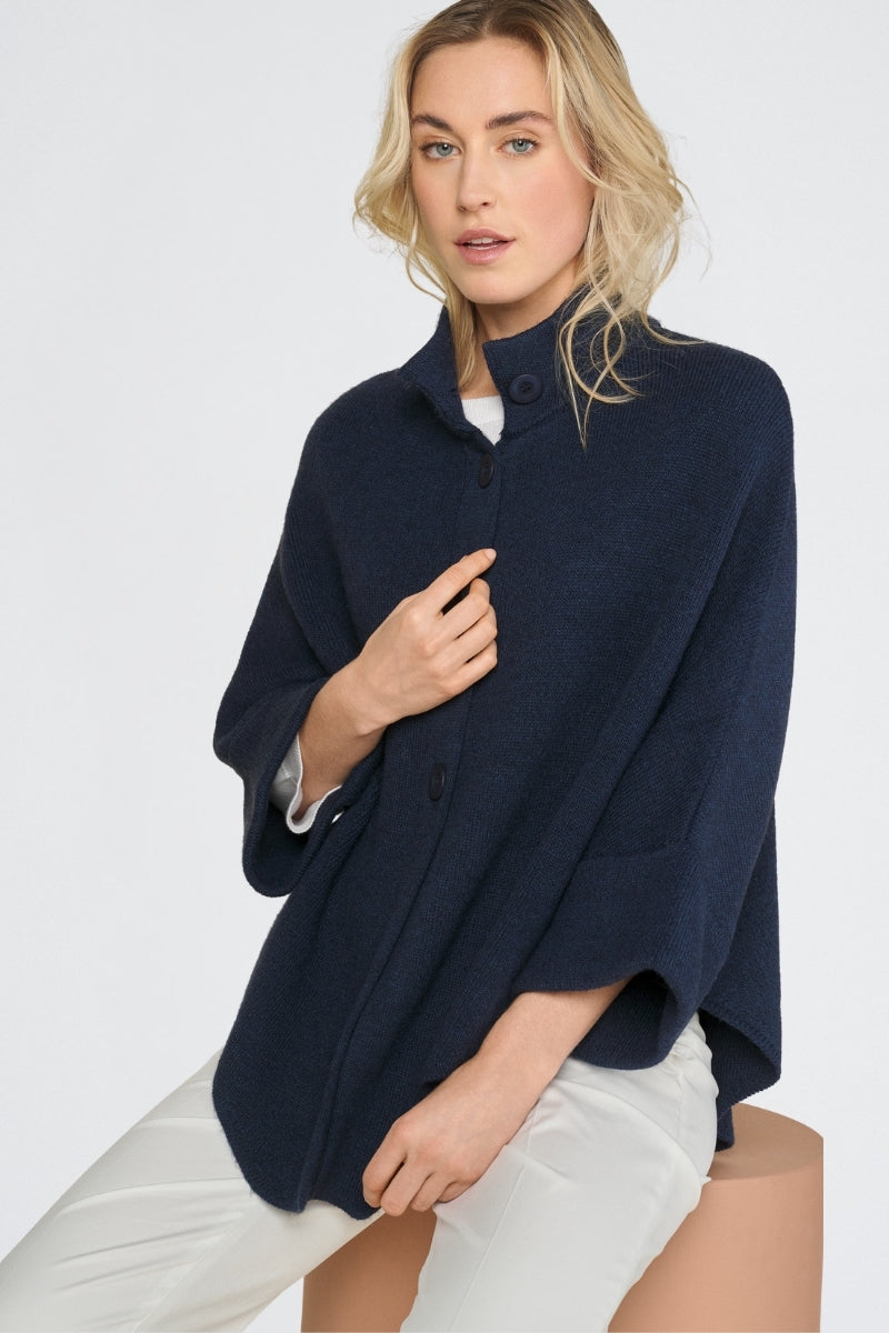 EN EXCLUSIVITÉ DANS NOS CONCEPT STORES: Cape bleu foncé avec fermeture à boutons