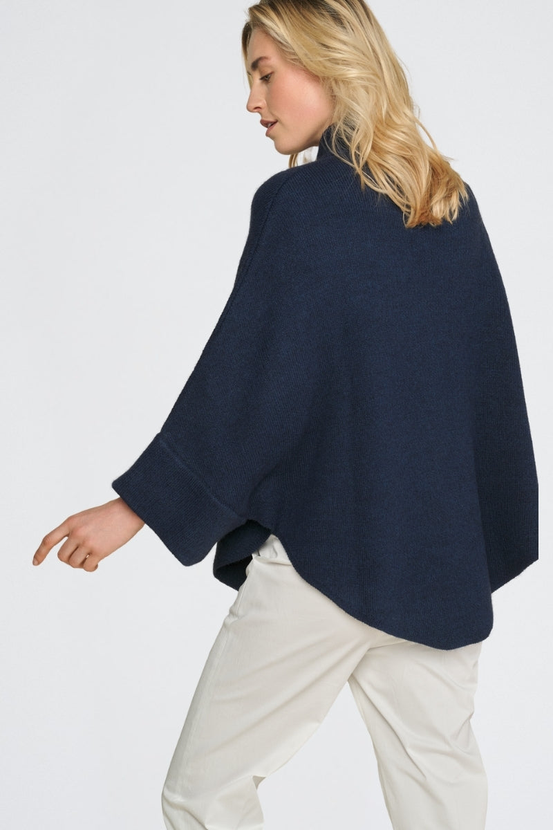 EN EXCLUSIVITÉ DANS NOS CONCEPT STORES: Cape bleu foncé avec fermeture à boutons