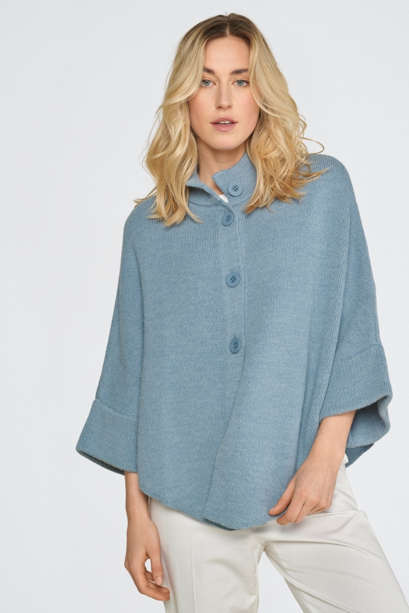 Cape bleue avec fermeture à boutons