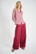 Eenvoudig bordeaux gestreepte bloes