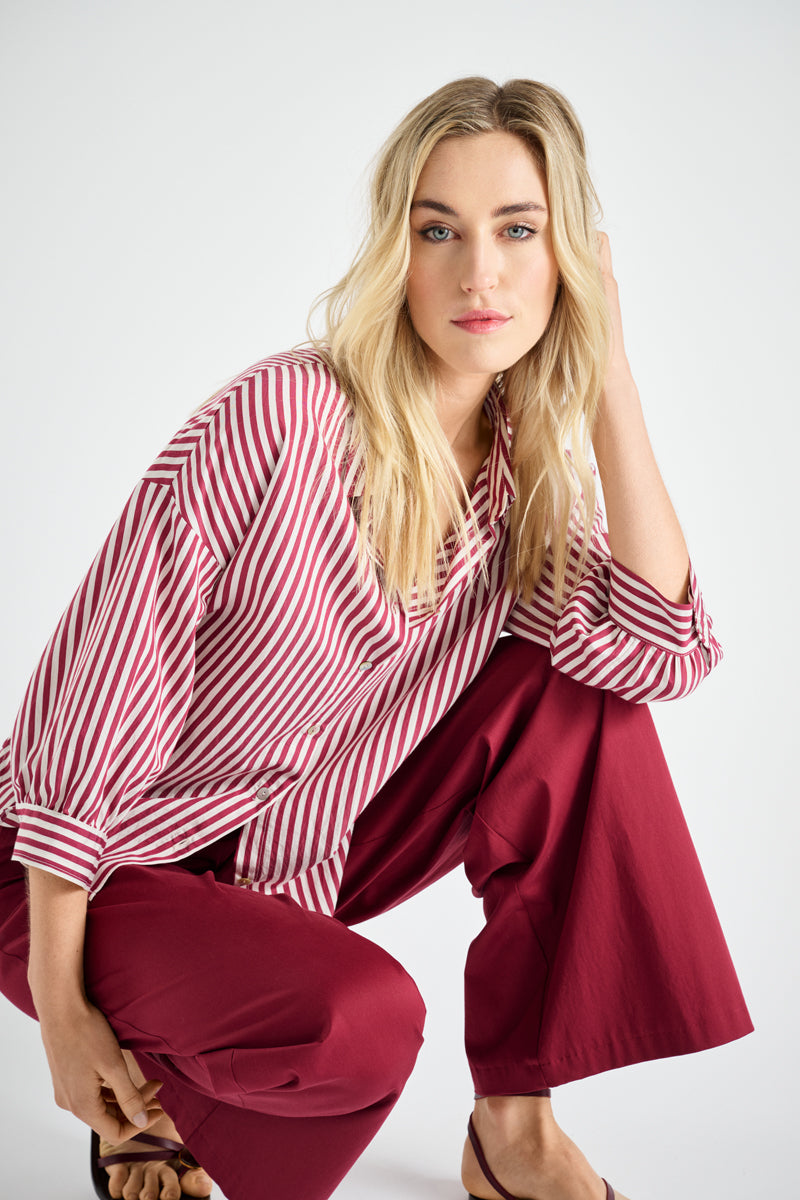 Eenvoudig bordeaux gestreepte bloes