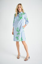 Lichtblauw kleedje met groene bloemen