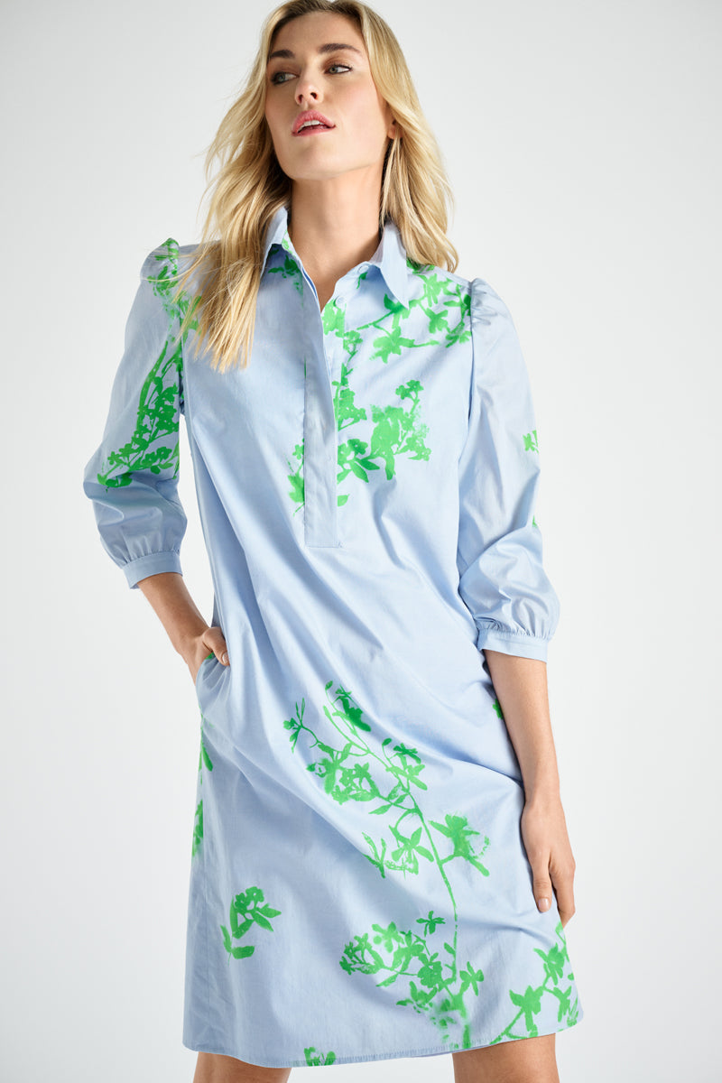 Lichtblauw kleedje met groene bloemen