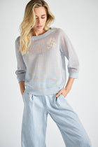 Lichtblauw-beige crochet trui met bloemen