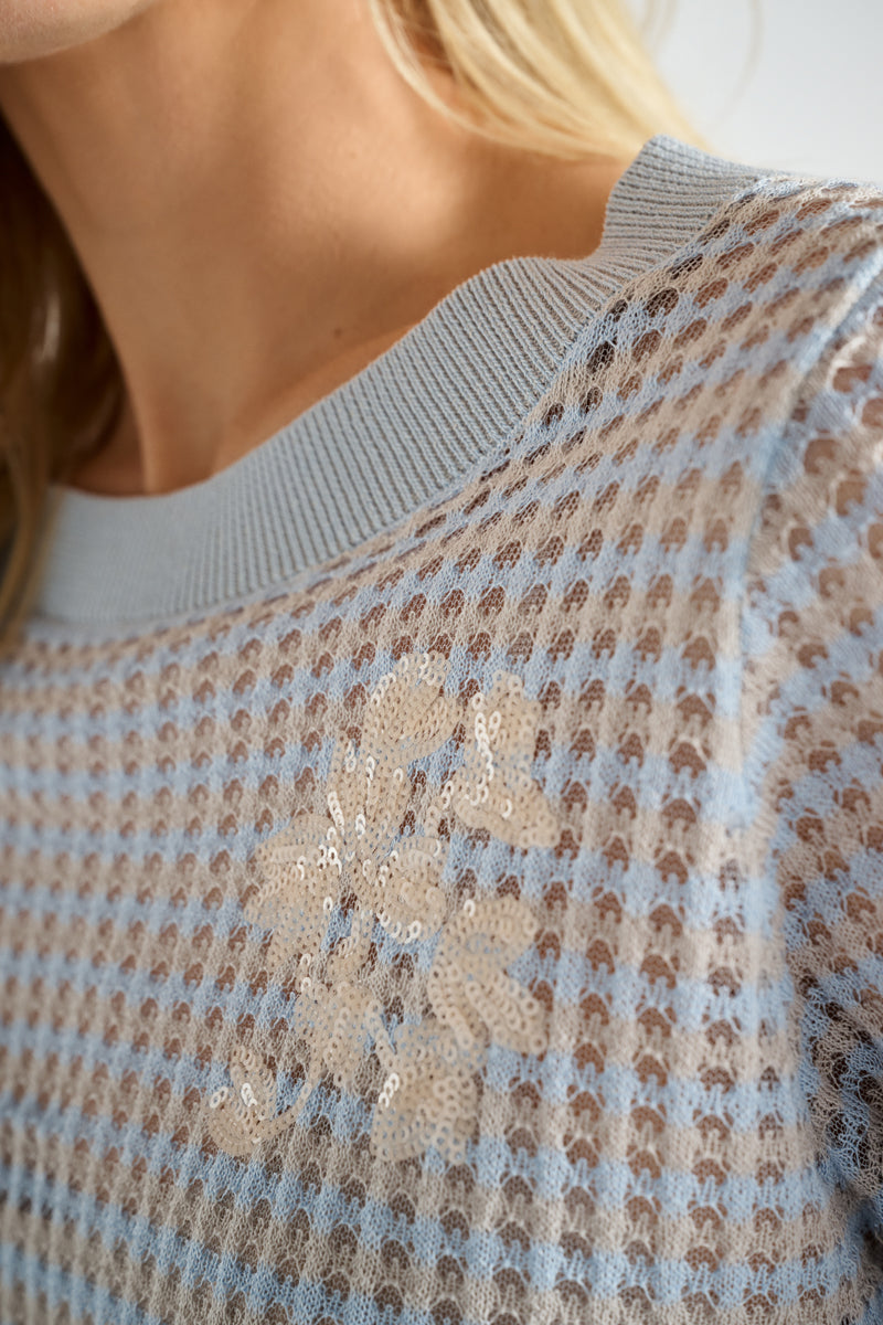 Lichtblauw-beige crochet trui met bloemen