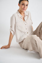 Chemise beige avec boucles aux manches