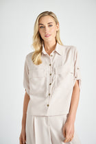 Beige hemd met mouwlussen