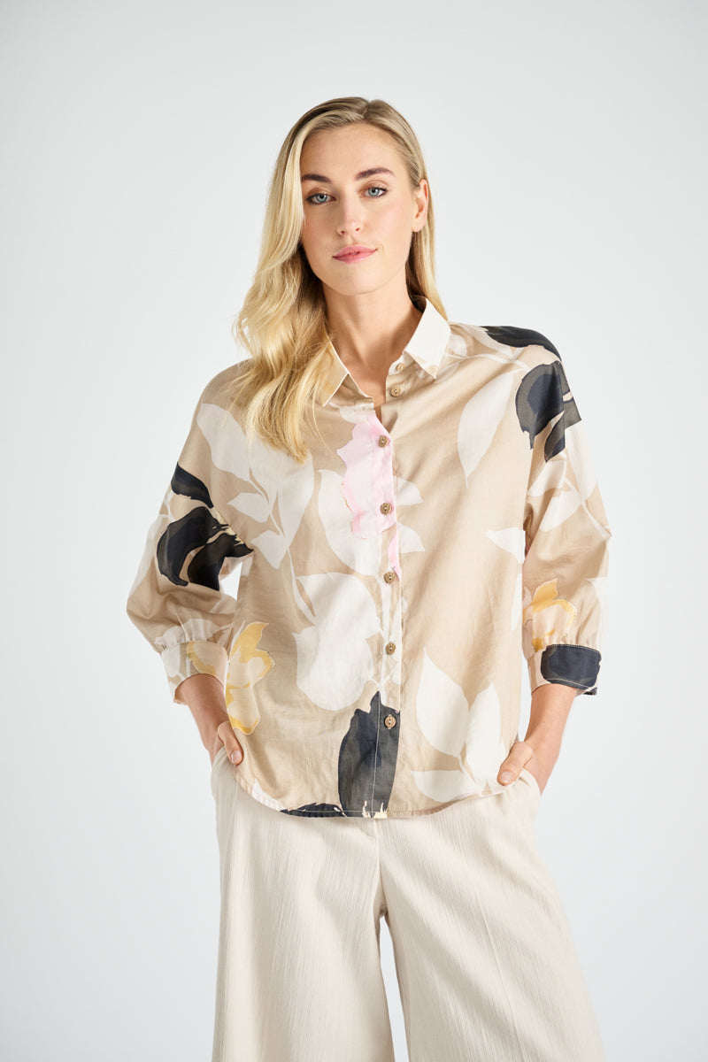 Beige bloes met bloemenprint