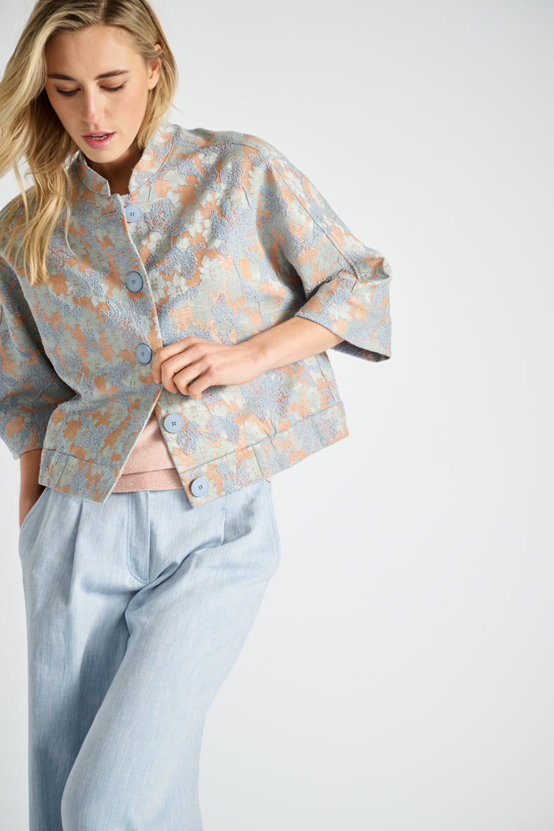 Kort bloesjasje met opstaande kraag en bloemenprint