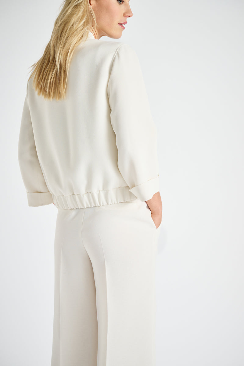 Korte crèmekleurige bomberjas met rits en kraag