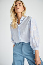 Seersucker bloesje met pailletten op de mouwen