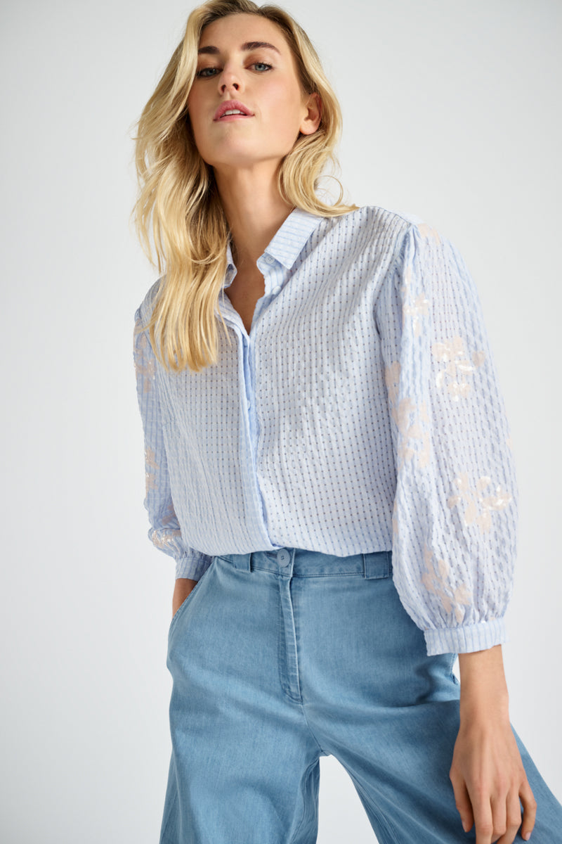 Seersucker bloesje met pailletten op de mouwen