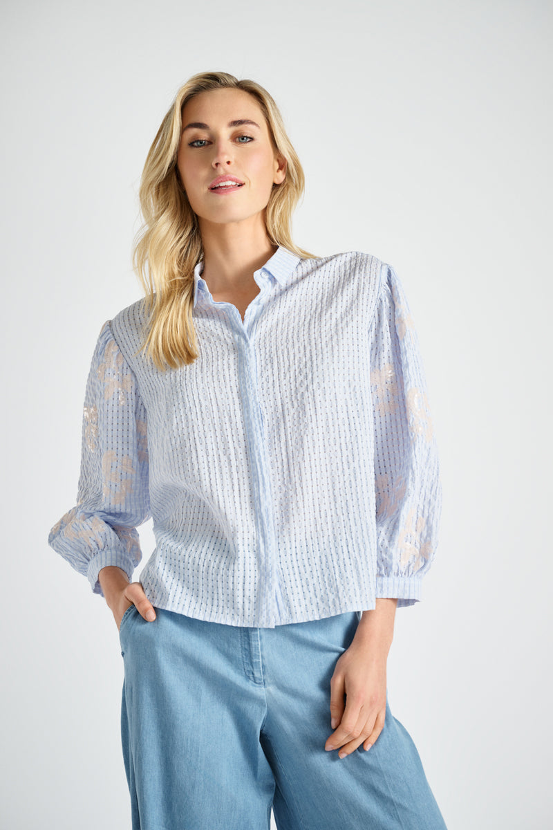 Seersucker bloesje met pailletten op de mouwen