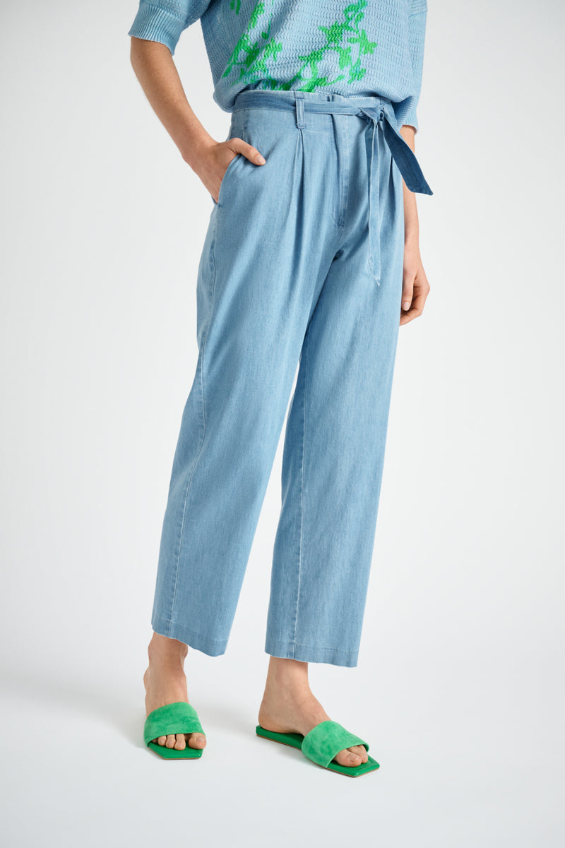 Jeans-style trousers with pleats and belt