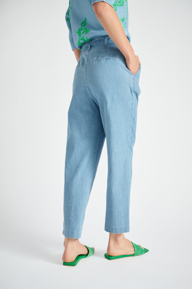 Jeans-style trousers with pleats and belt