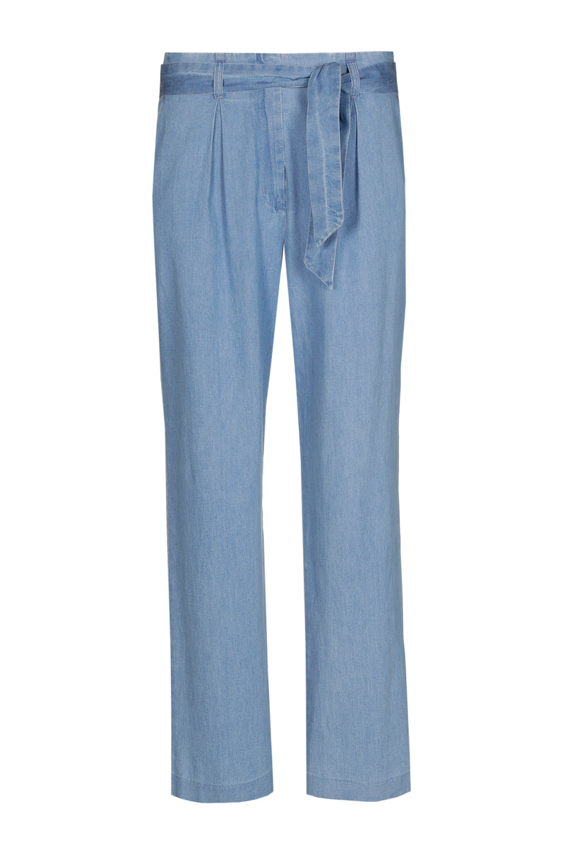 Jeans-style trousers with pleats and belt