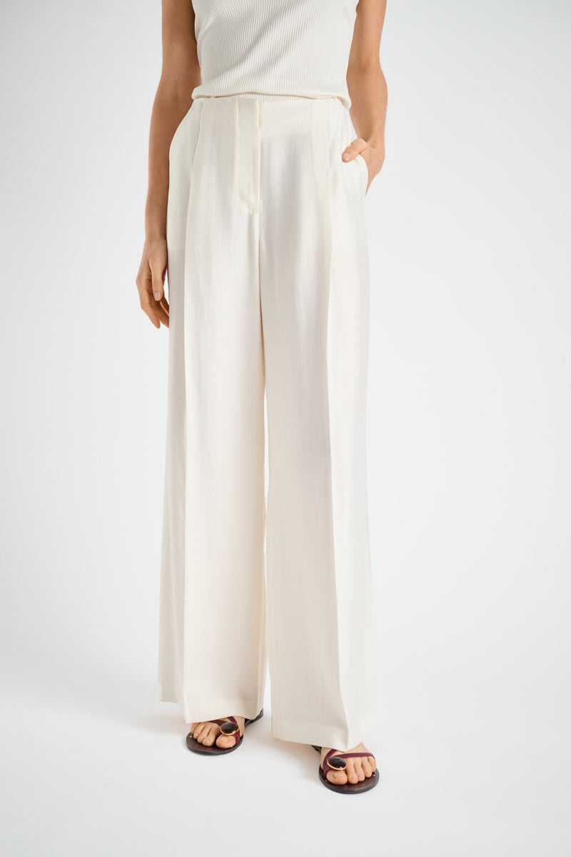 Crème rechte broek met bandplooi