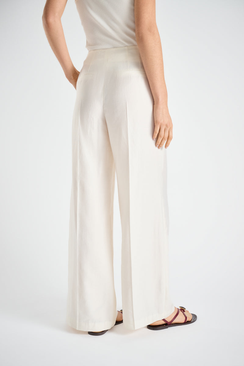 Crème rechte broek met bandplooi