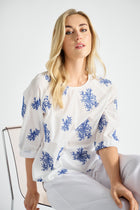 Witte bloes met geborduurde blauwe bloemen