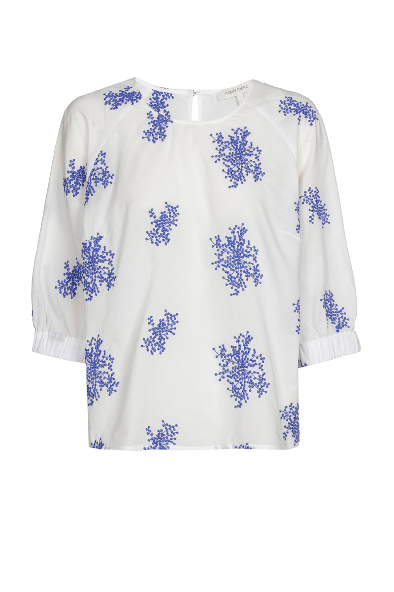 Witte bloes met geborduurde blauwe bloemen