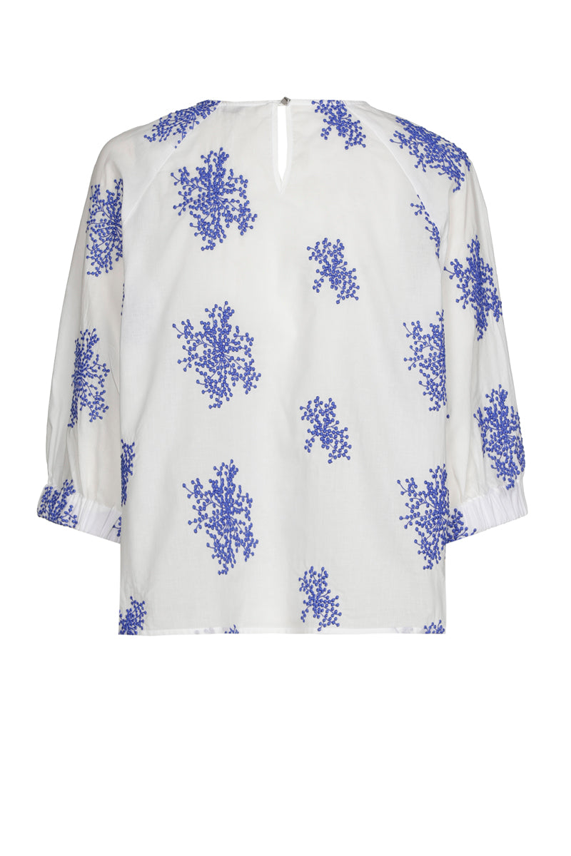 Witte bloes met geborduurde blauwe bloemen